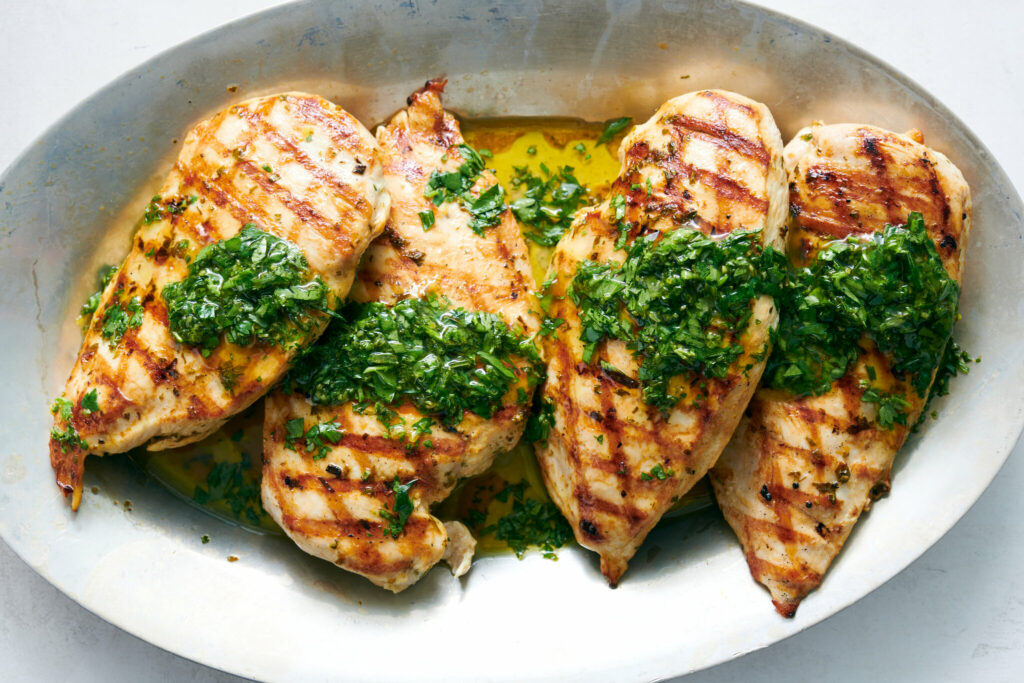 Ức gà có protein nạc, ít béo, hỗ trợ tăng cường cơ bắp và giảm mỡ.