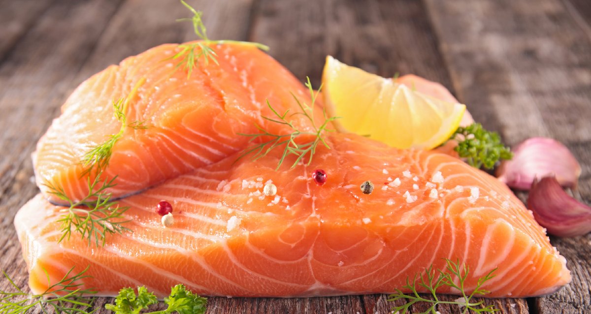 Cá béo như cá hồi, cá thu và cá ngừ cung cấp axit béo omega-3 dồi dào.