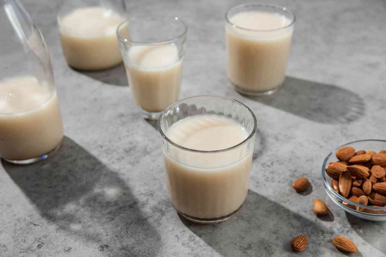 Sữa hạt hạnh nhân giảm nguy cơ mắc bệnh tim mạch, hỗ trợ giảm cân.
