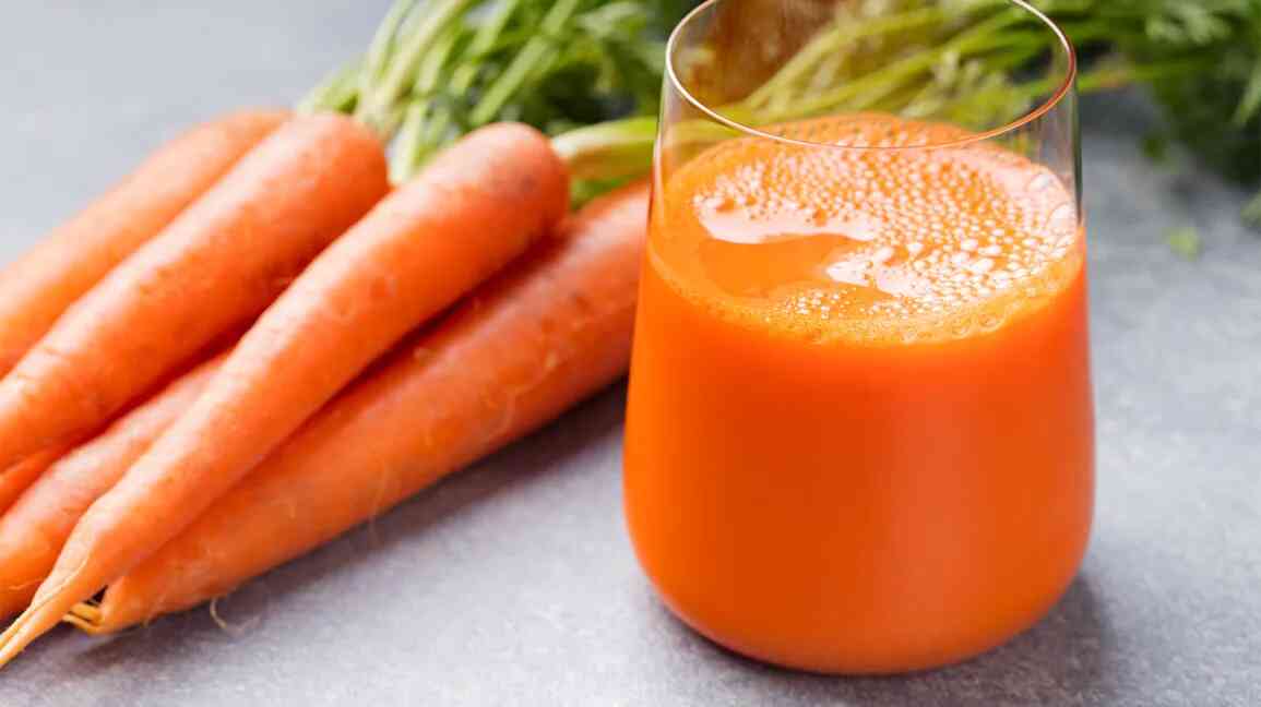 Nước ép cà rốt chứa nhiều vitamin A và chất xơ, thanh lọc cơ thể rất tốt.
