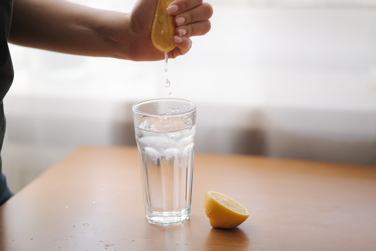 Nước chanh chứa nhiều vitamin C, hỗ trợ đốt cháy mỡ thừa.
