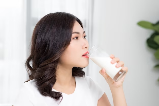 Lượng calo trong sữa tươi không đường thường dao động từ 50 - 70 calo cho mỗi bịch/hộp 100ml.