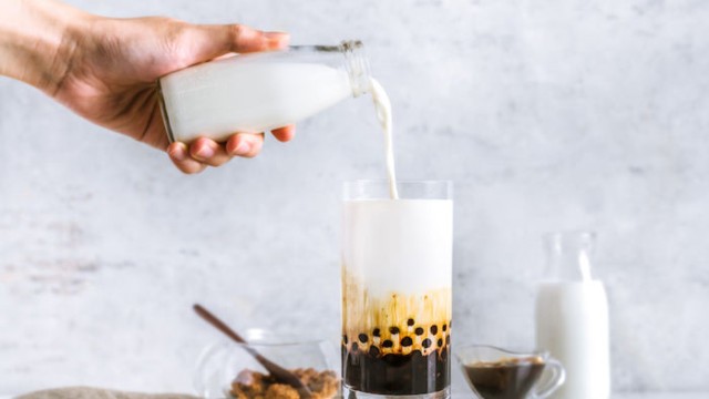 1 ly sữa tươi trân châu đường đen size S có trung bình từ 300 - 450 calo.