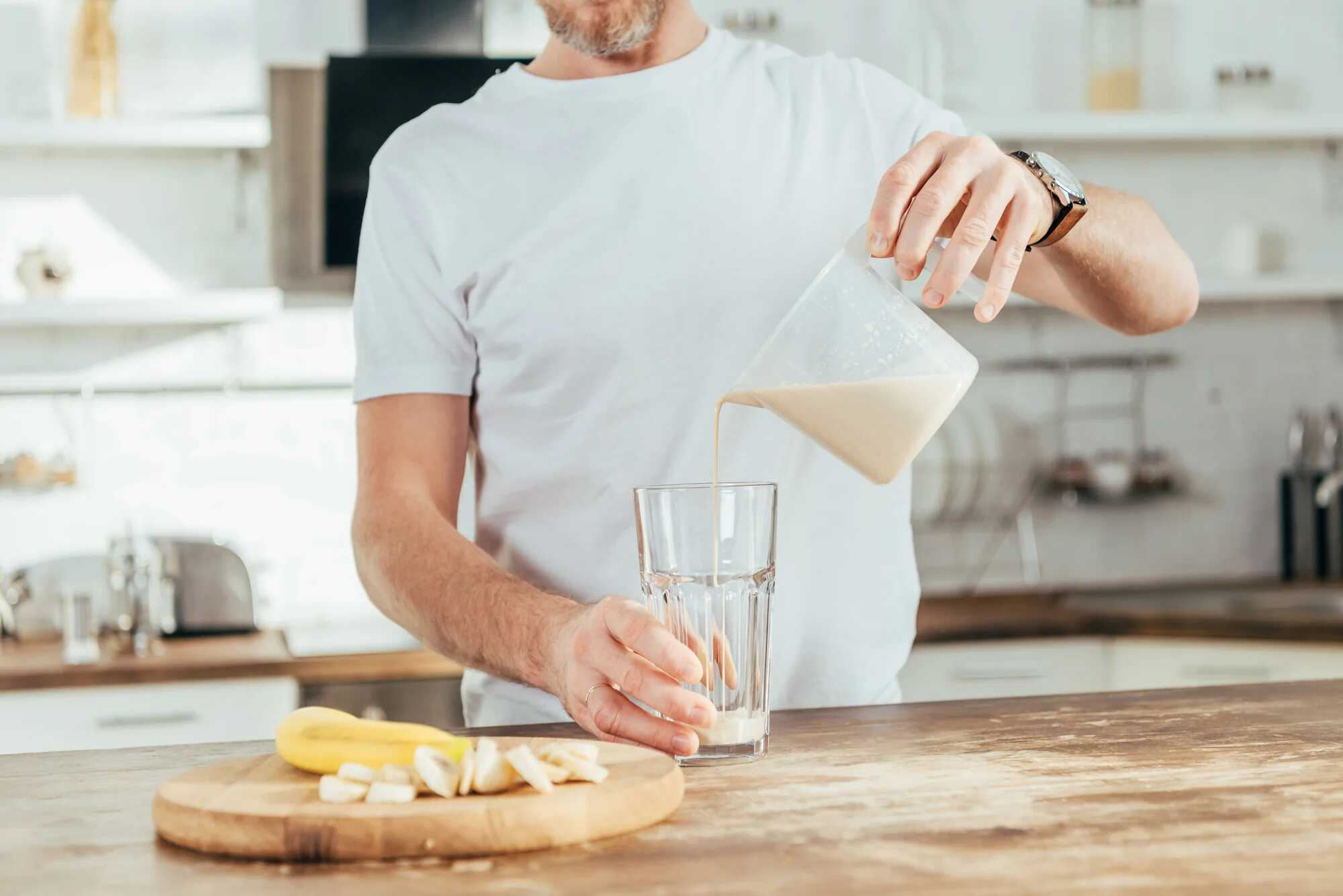 Sau buổi tập gym căng thẳng, một ly sữa lắc protein sẽ giúp bạn phục hồi cơ bắp nhanh chóng.
