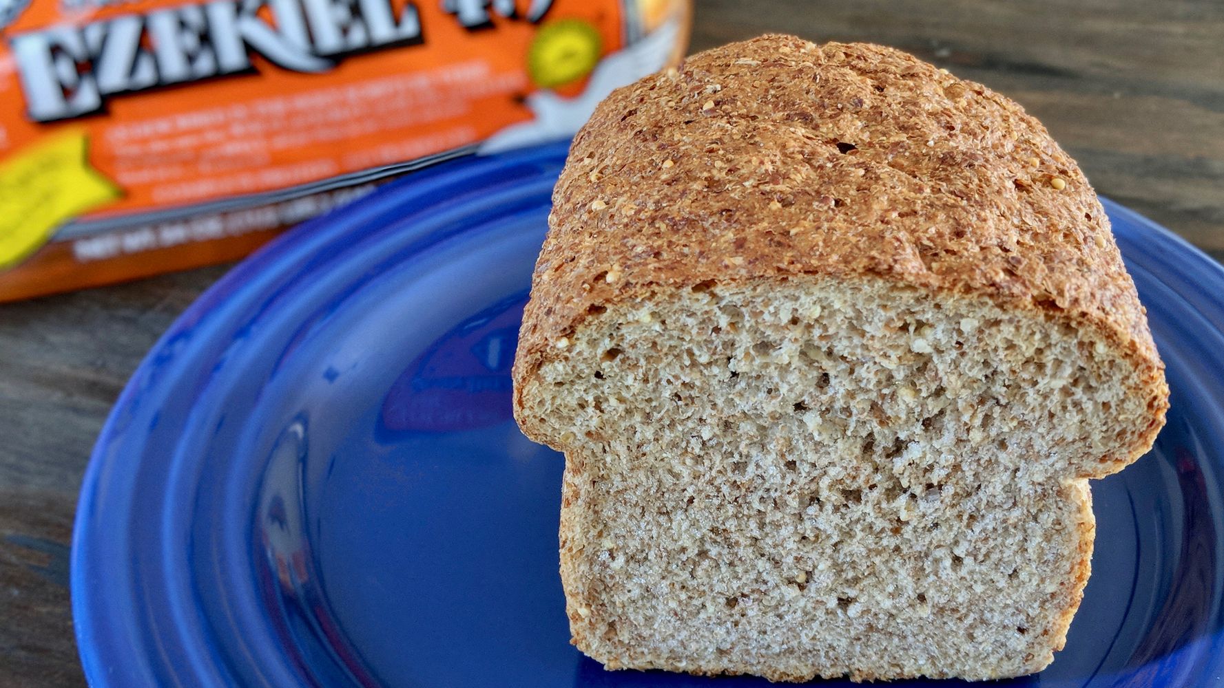 Bánh mì Ezekiel chứa một số loại ngũ cốc và các loại đậu khác nhau như lúa mì, kê, lúa mạch, lúa mạch đen, đậu nành, đậu lăng... nên rất tốt cho sức khỏe.