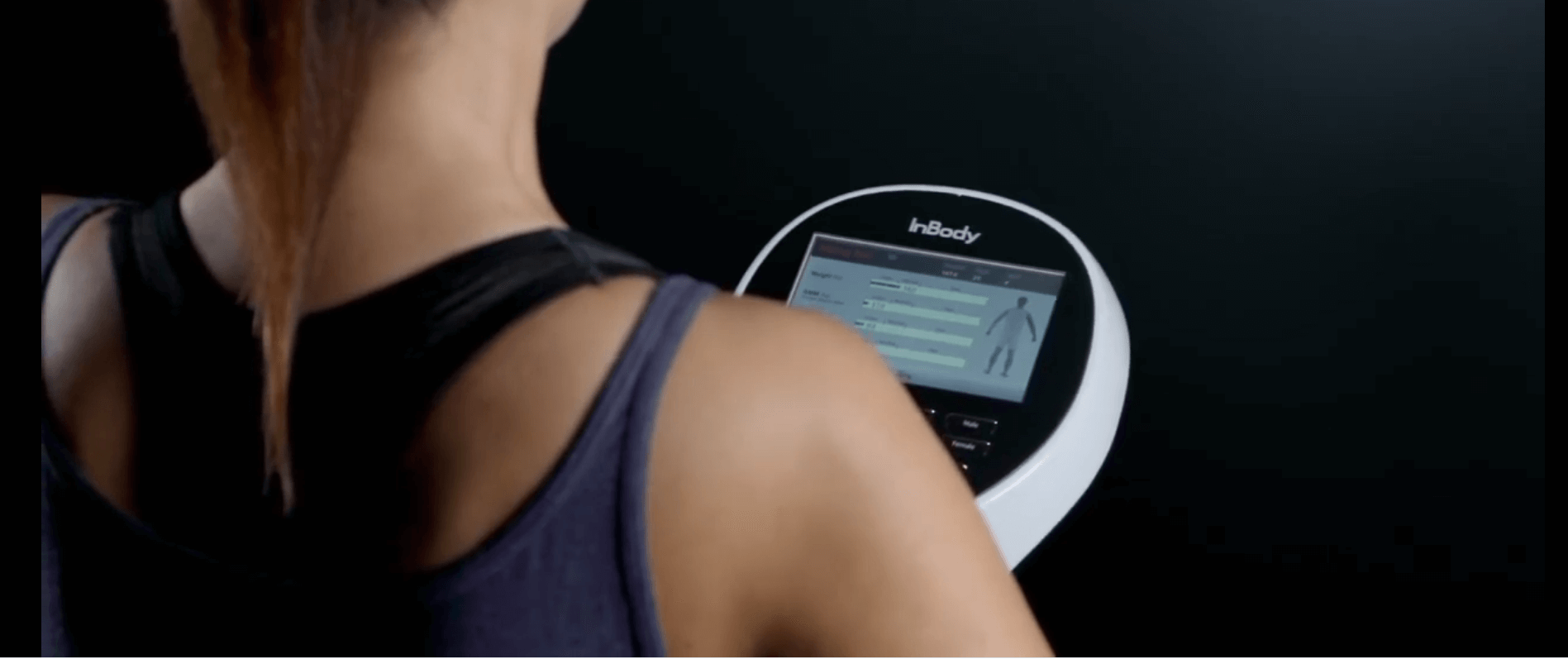 Inbody cung cấp thông tin về thành phần cơ thể (mỡ, cơ, nước), đánh giá sức khỏe toàn diện.