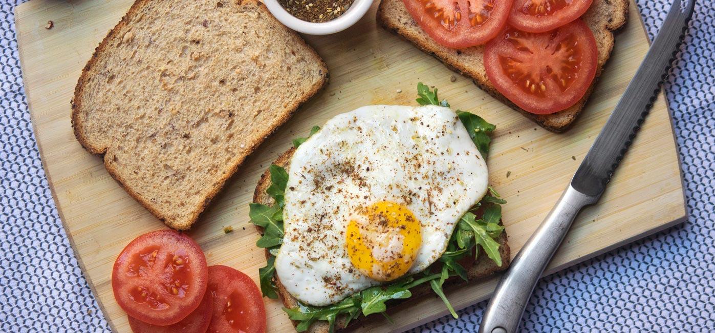 Trứng ốp la với bánh mì nguyên cám là một trong những món ăn sáng được gymer yêu thích.