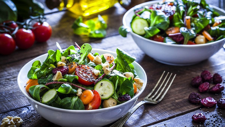 Salad rau bina là nguồn protein thực vật, tốt cho sức khỏe.