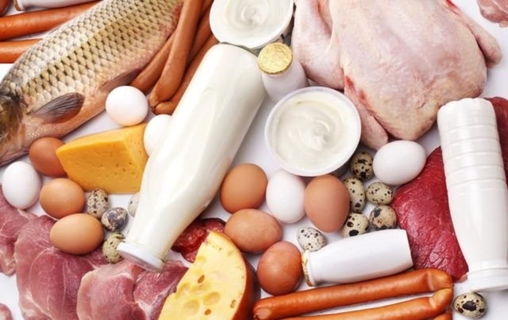 Thịt, trứng, sữa cung cấp nhiều protein rất tốt cho việc xây dựng và phục hồi cơ bắp.