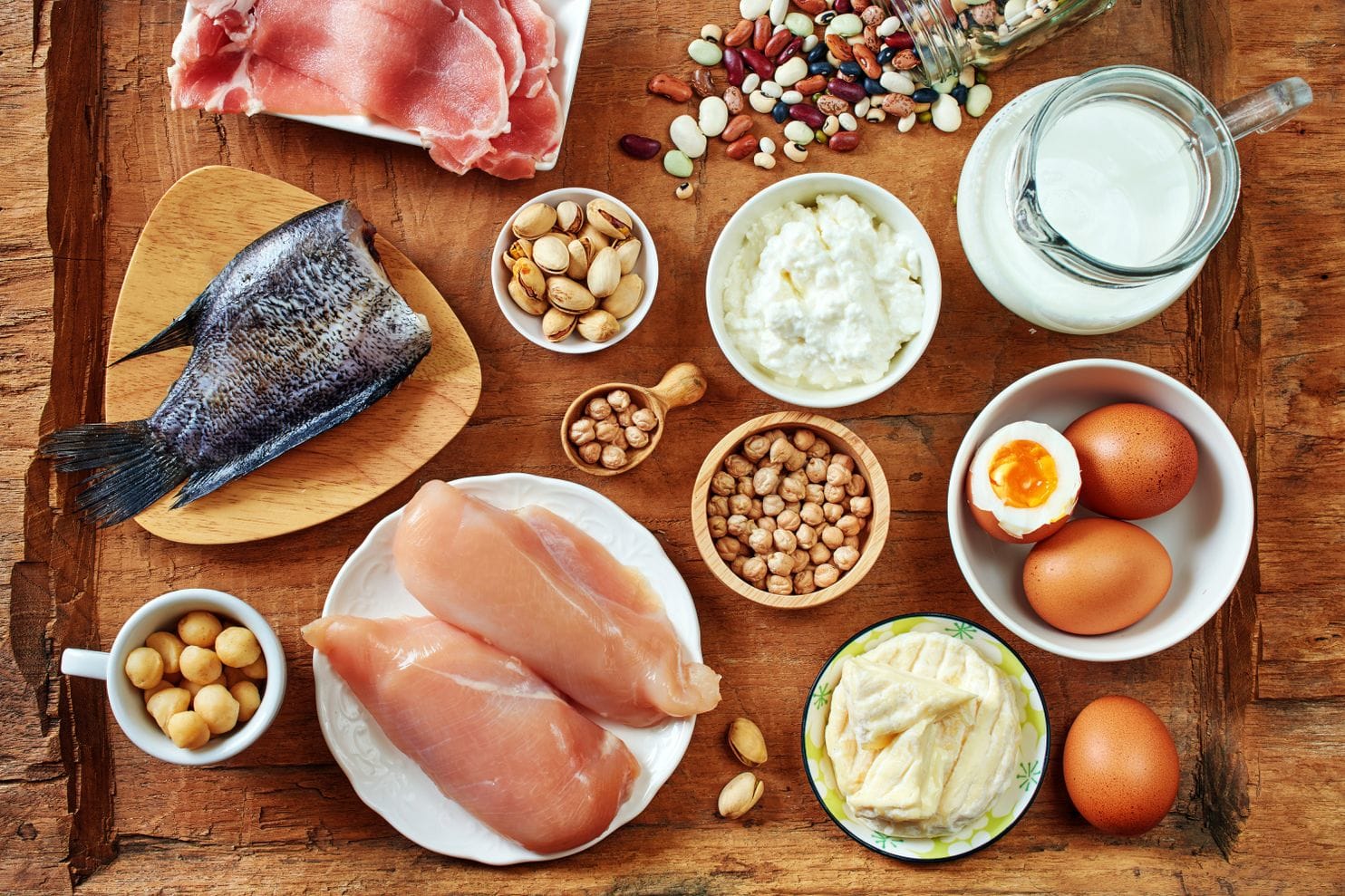 Thịt nạc, cá béo cung cấp protein, axit béo omega-3, vitamin và khoáng chất.