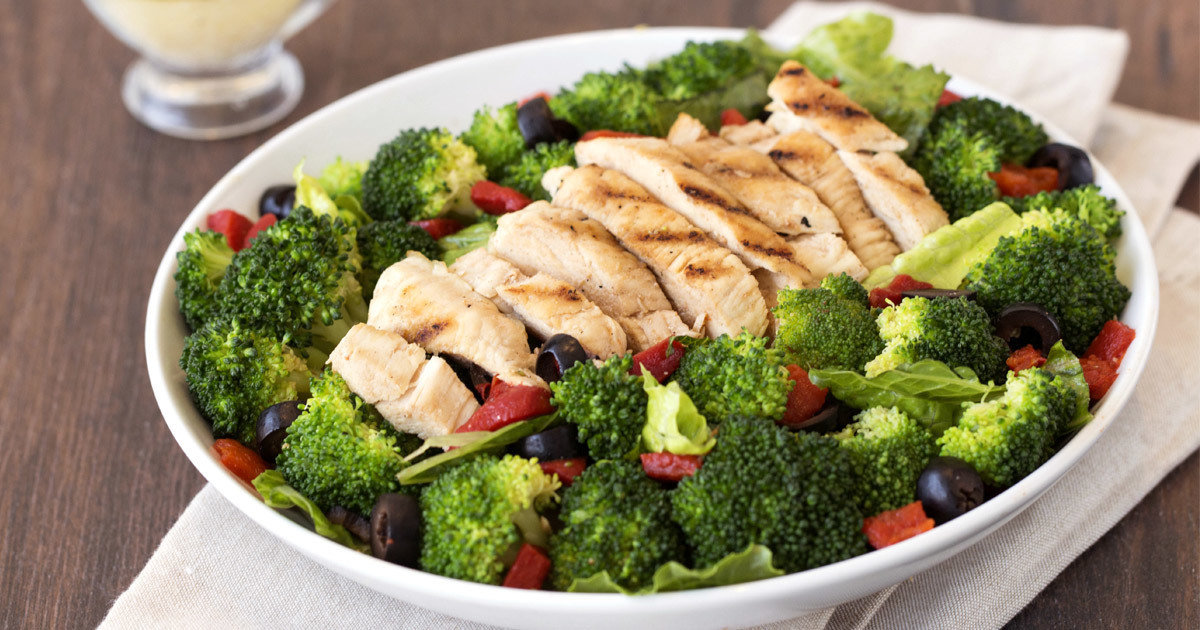Món salad súp lơ và ức gà nướng hỗ trợ giảm cân hiệu quả.