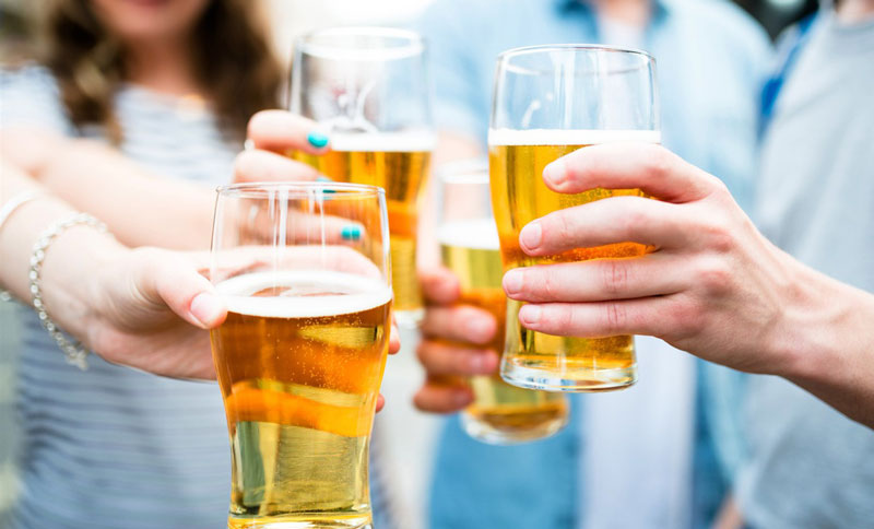 Rượu bia khiến quá trình giảm mỡ mặt khó khăn ở nam giới