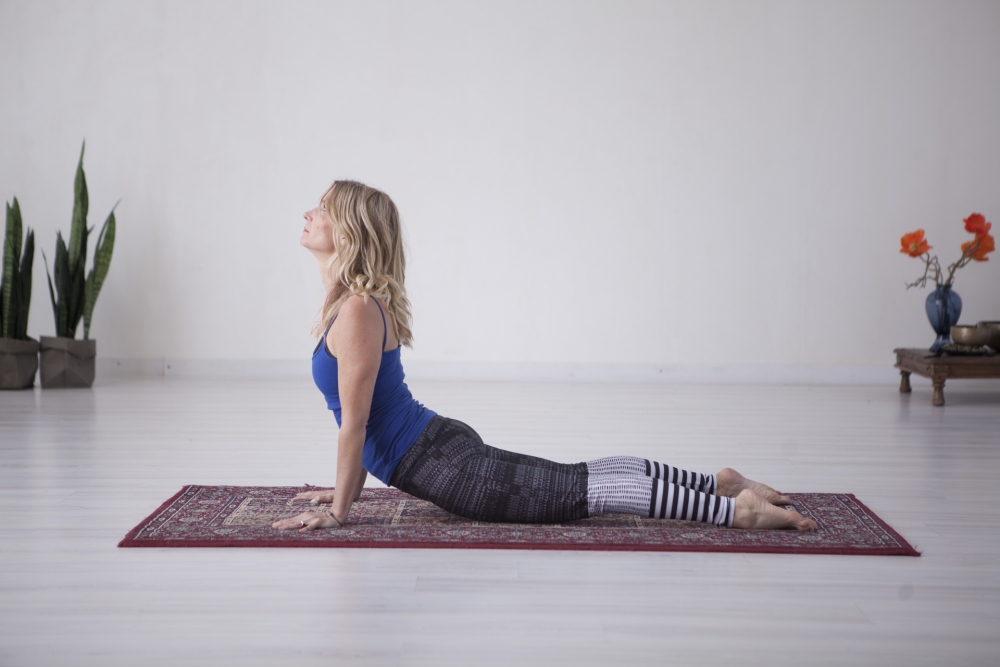 Bài tập yoga giảm mỡ bụng Bhujangasana không chỉ tác động vào cơ bụng mà còn làm việc trên toàn bộ cơ thể.