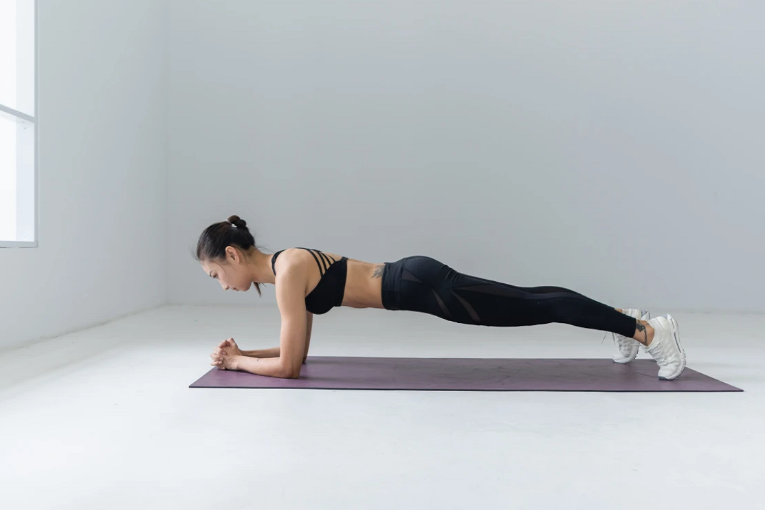 Plank là một trong những bài tập yoga giảm mỡ bụng nhanh chóng, được nhiều người luyện tập.