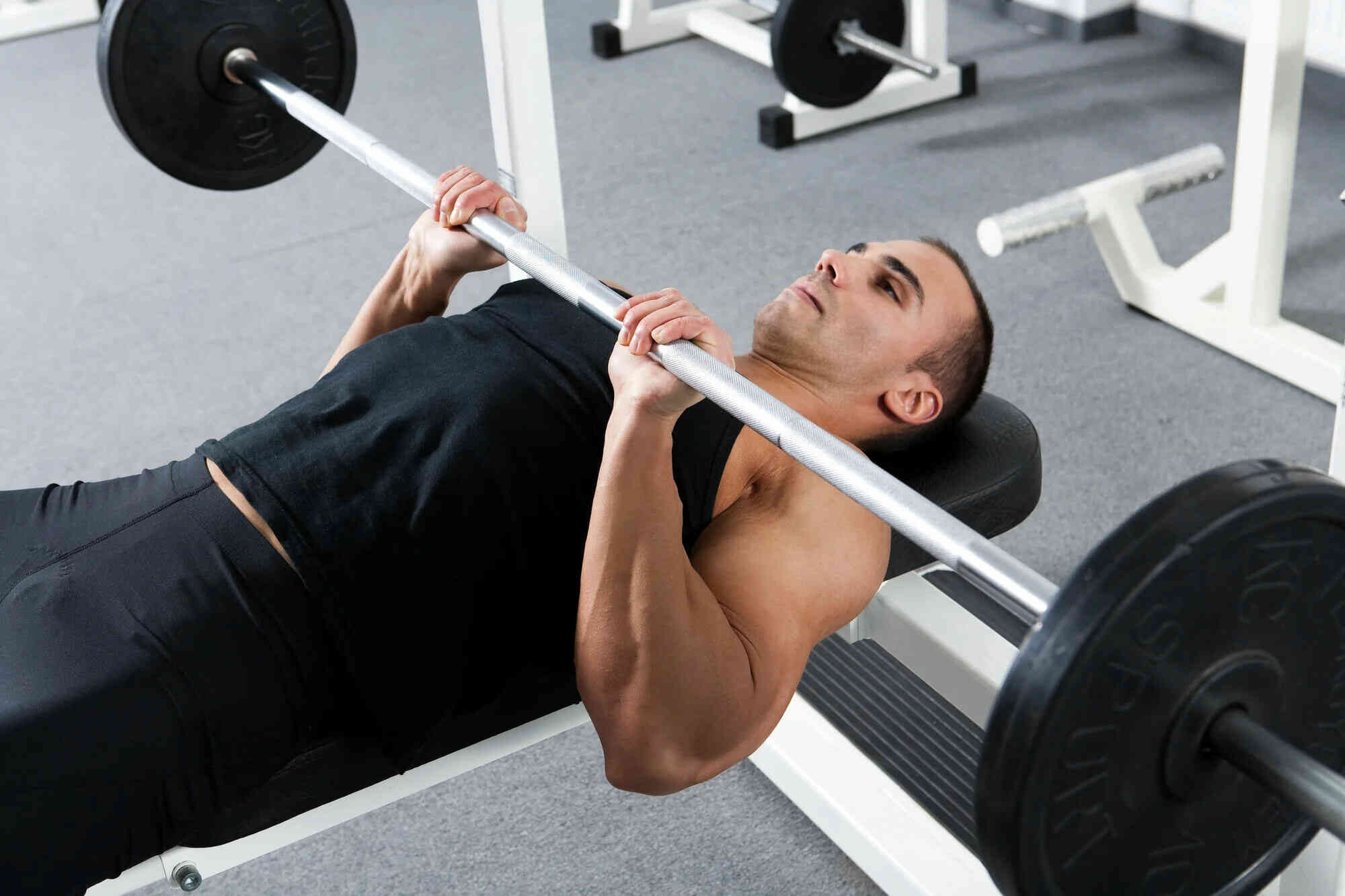 Close-Grip Bench Press là một trong các bài tập tay sau rất hiệu quả để phát triển cơ tay sau (triceps), cơ ngực và cơ vai.