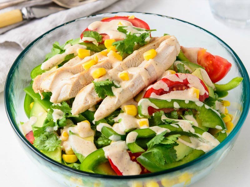 Salad ức gà là các món ăn kiêng giảm cân ngon miệng