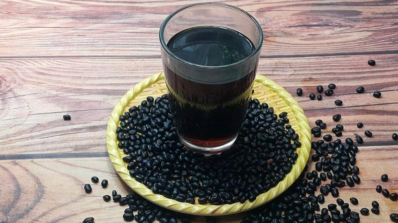 Nước đậu đen giúp trả lời câu hỏi uống gì để giảm mỡ bụng