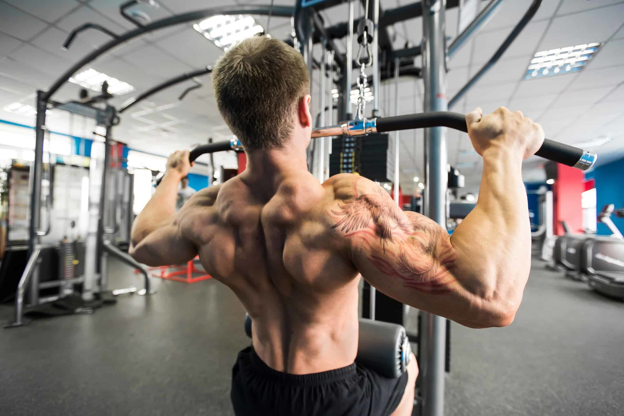 Tập luyện Lat Pulldown giúp tăng cường kích thước và sức mạnh của cơ xô, cơ bắp tay trước, các cơ bắp khác ở phần thân trên.