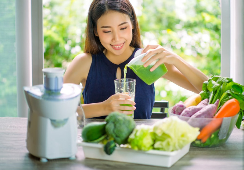 Kết hợp cơm, trái cây, nước lọc hỗ trợ quá trình thực hiện cách giảm cân trong 1 tuần