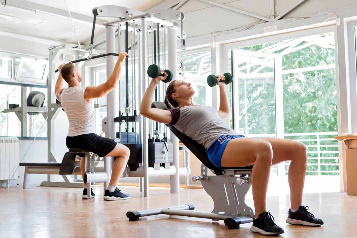 Tập gym giúp tăng cường cơ bắp, vóc dáng cân đối.