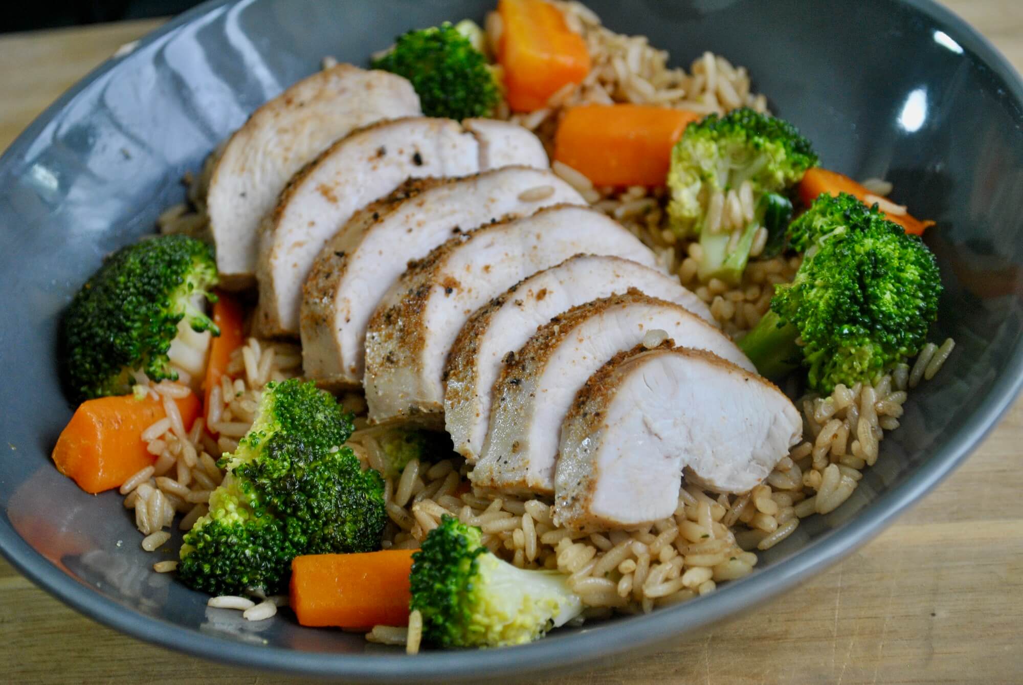 Cơm gạo lứt, thịt gà và raucung cấp carbohydrate, protein nạc, vitamin và khoáng chất, thích hợp để ăn sau khi tập gym.