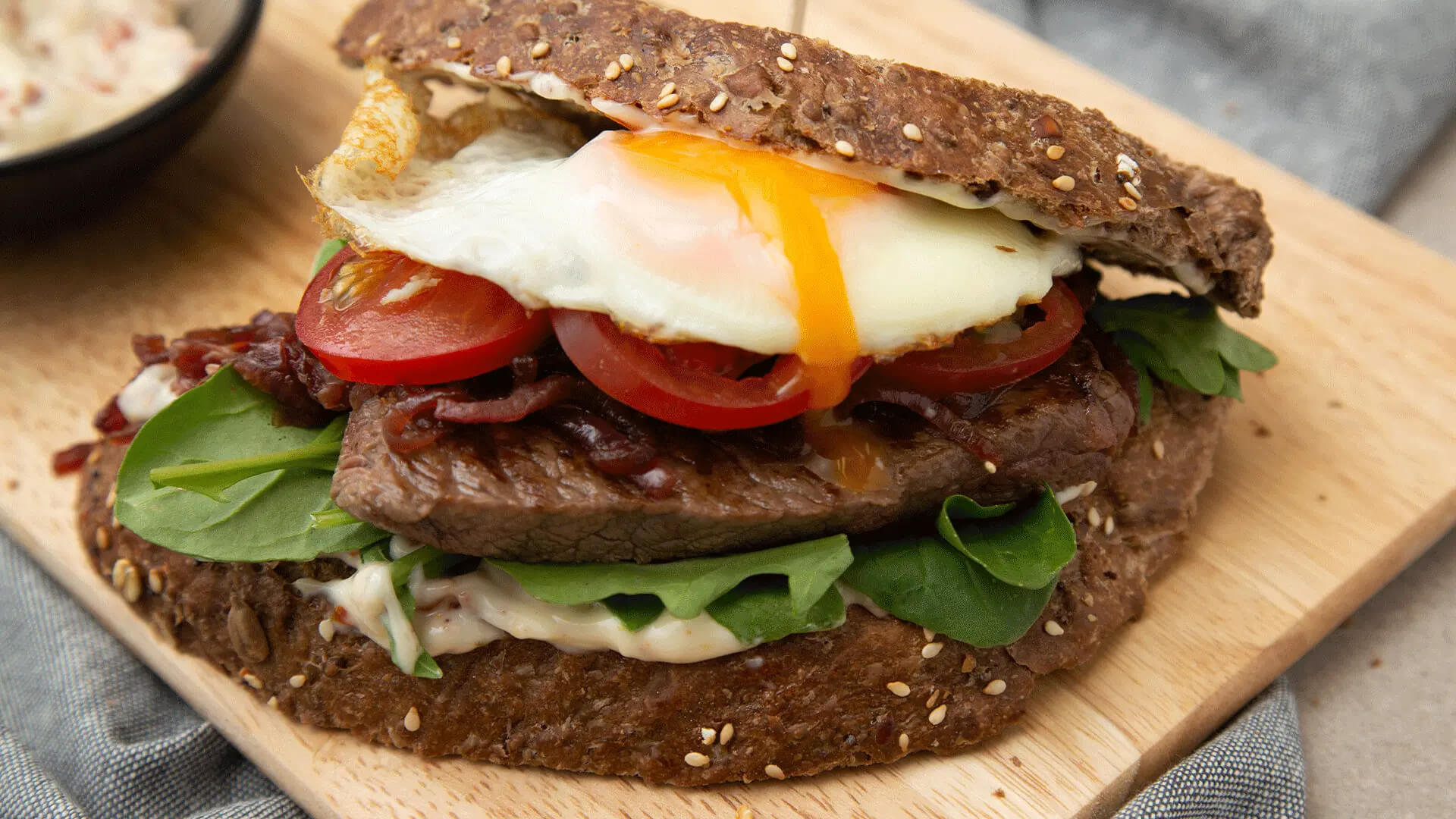 Bánh mì sandwich thịt bò và trứng gà cung cấp nguồn protein chất lượng cao cho buổi sáng.