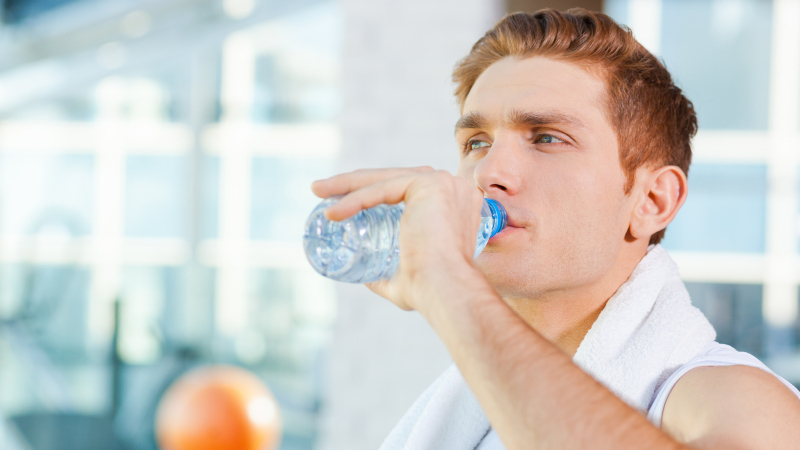 Cách giảm mỡ mặt cho nam là uống đủ nước