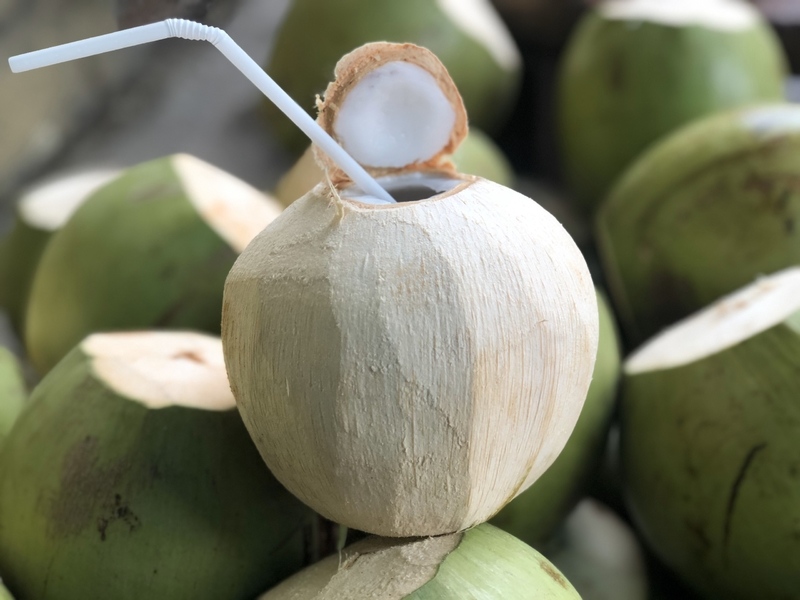 Uống gì để giảm mỡ bụng? Nước dừa là giải pháp hoàn hảo