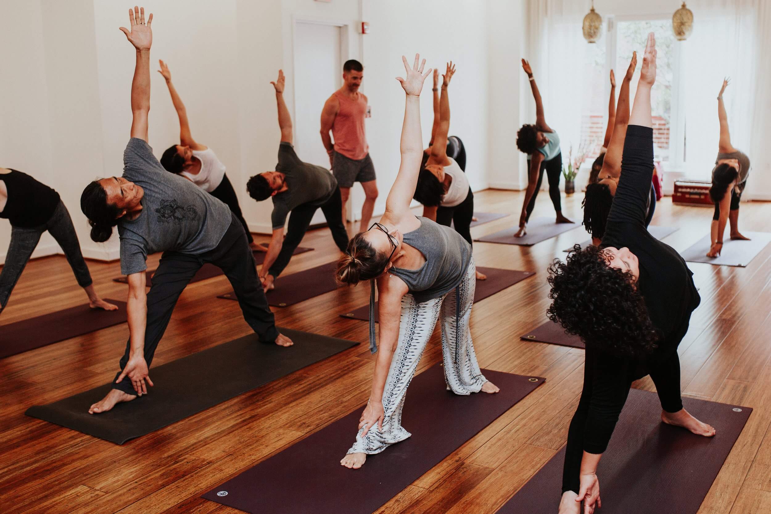 Yoga Flow kết nối các tư thế liền mạch theo nhịp thở, tạo nên một "dòng chảy" uyển chuyển.