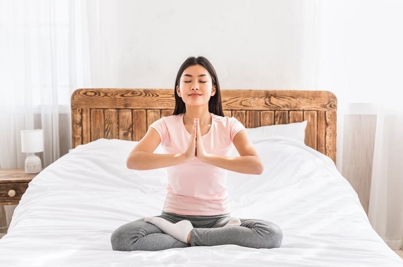 Thiền trước khi ngủ giúp bạn thư giãn, giảm căng thẳng và dễ dàng chìm vào giấc ngủ.