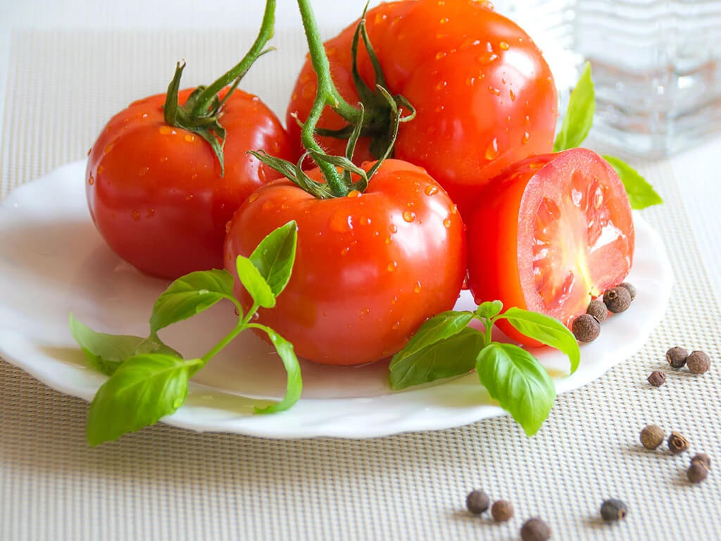 Cà chua chứa ít calo hỗ trợ giảm cân.