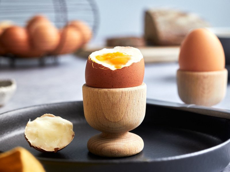 Nhiều người quan tâm đến việc 1 quả trứng gà bao nhiêu calo cũng như những lợi ích sức khỏe khi ăn nó.