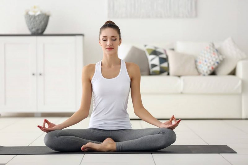 Tập yoga là một trong các cách giảm căng thẳng được nhiều người áp dụng.