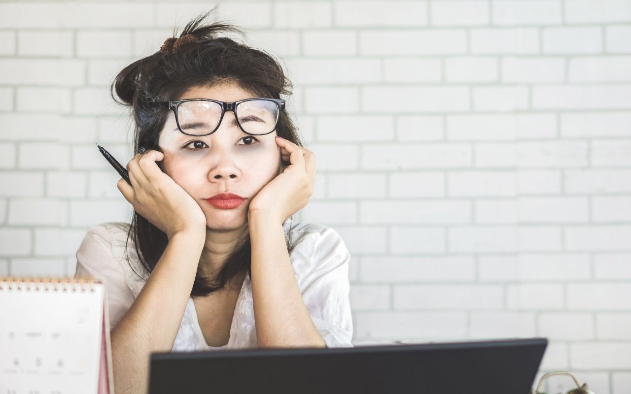 Thiếu ngủ và căng thẳng có thể làm tăng nguy cơ thâm mắt. Ngủ đủ giấc cũng là một cách hết thâm mắt.