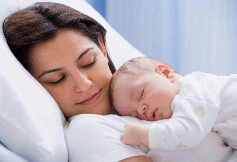 Việc sử dụng vitamin tổng hợp cho mẹ sau sinh giúp bổ sung các dưỡng chất cần thiết.