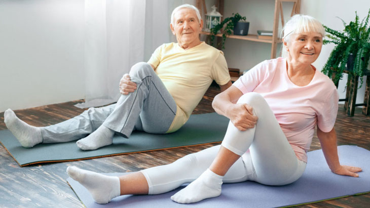 Tập yoga và thiền là hai phương pháp tự nhiên giúp người già dễ ngủ hơn.