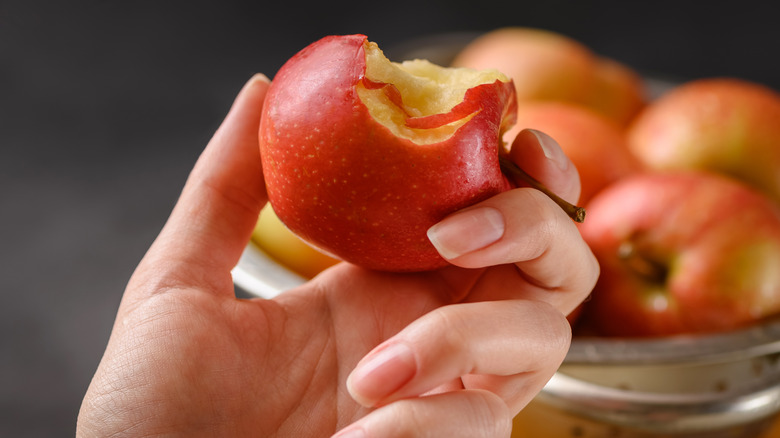 Mỗi ngày ăn bao nhiêu quả táo thì tốt?