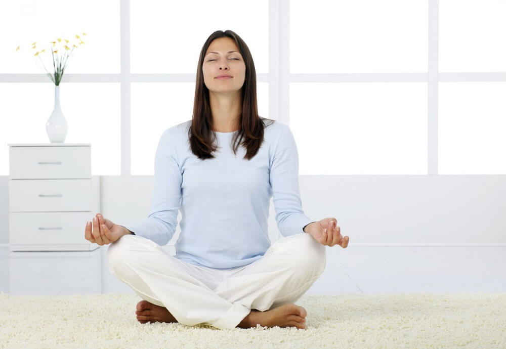 Tập yoga, thiền... giúp giảm căng thẳng và cải thiện sức khỏe tinh thần.