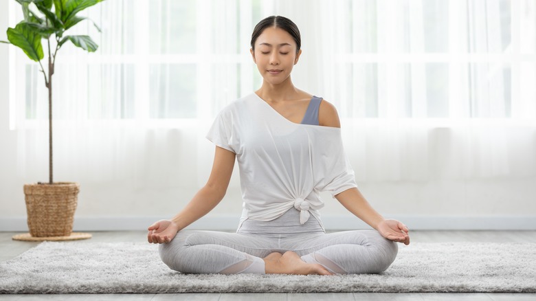 Tập yoga là cách thực hành Mindfulness hiệu quả.