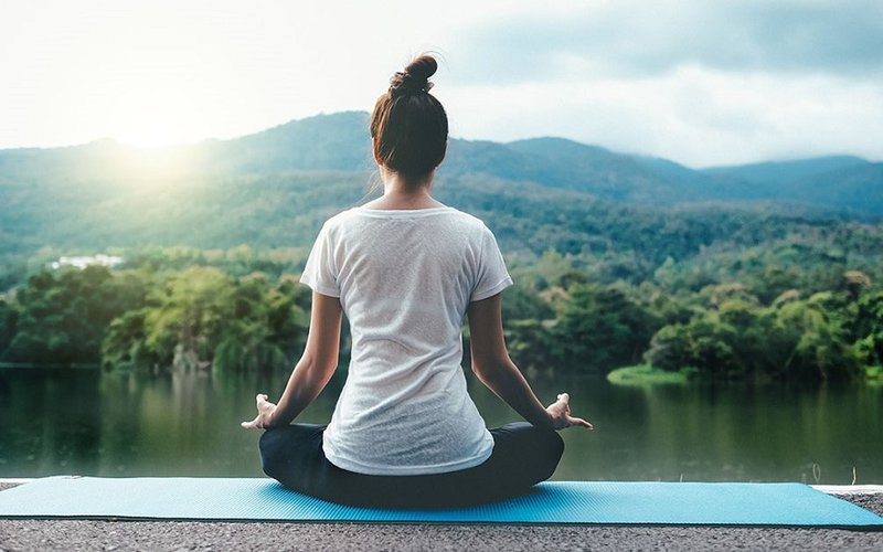 Thiền định, yoga có thể giúp bạn thư giãn, giảm bớt lo âu.