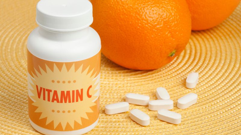 Vitamin C là chất chống oxy hóa mạnh mẽ, giúp tăng cường hệ miễn dịch và bảo vệ cơ thể khỏi virus cúm.