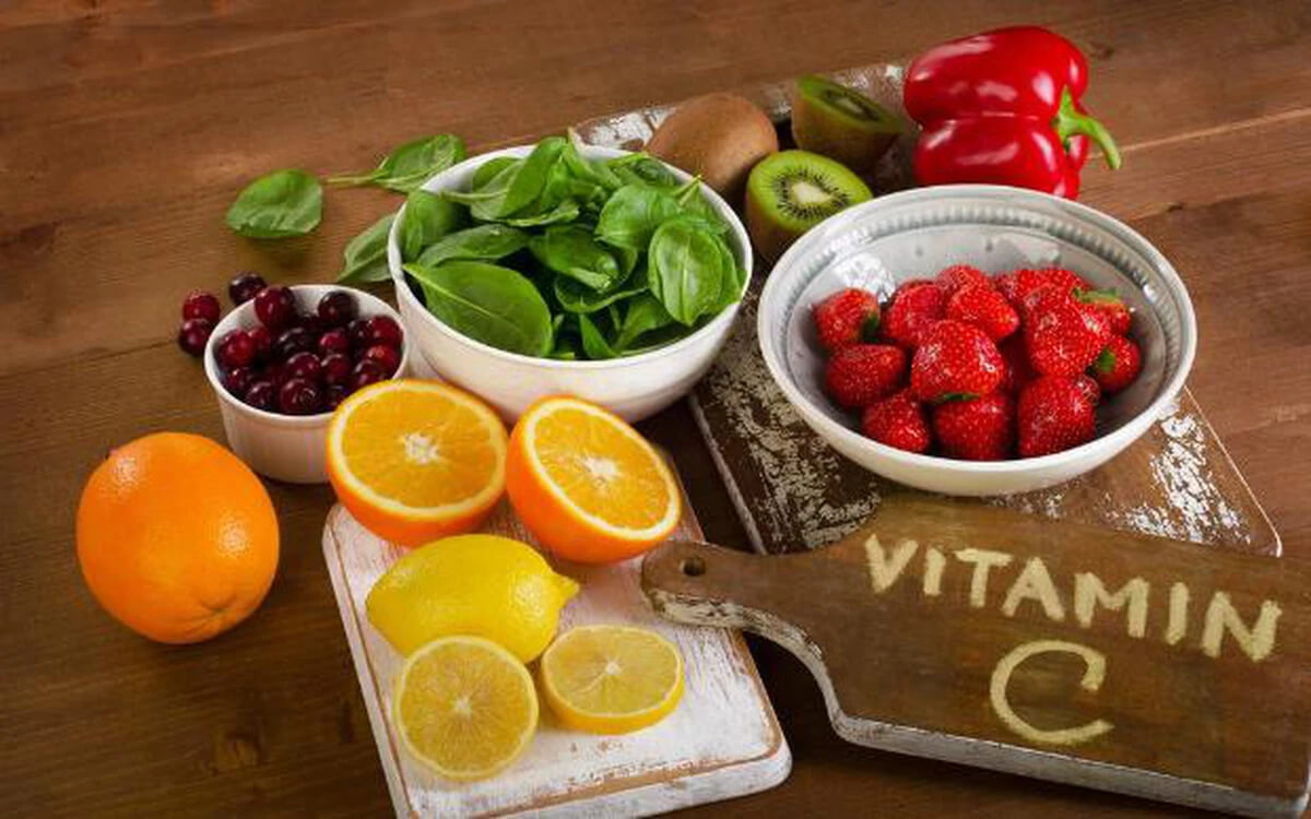 Vitamin C được bổ sung qua thực phẩm tự nhiên, các sản phẩm bổ sung, viên uống.