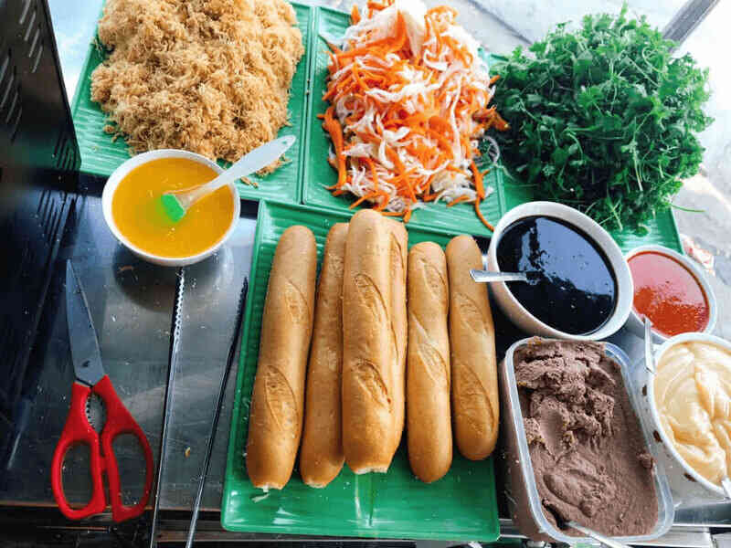 Có nhiều cách ăn bánh mì que mà không béo.