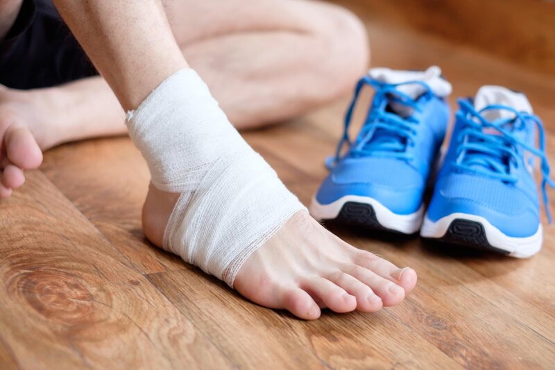 Bong gân bàn chân là tình trạng khiến cho dây chằng bị căng giãn hoặc rách.