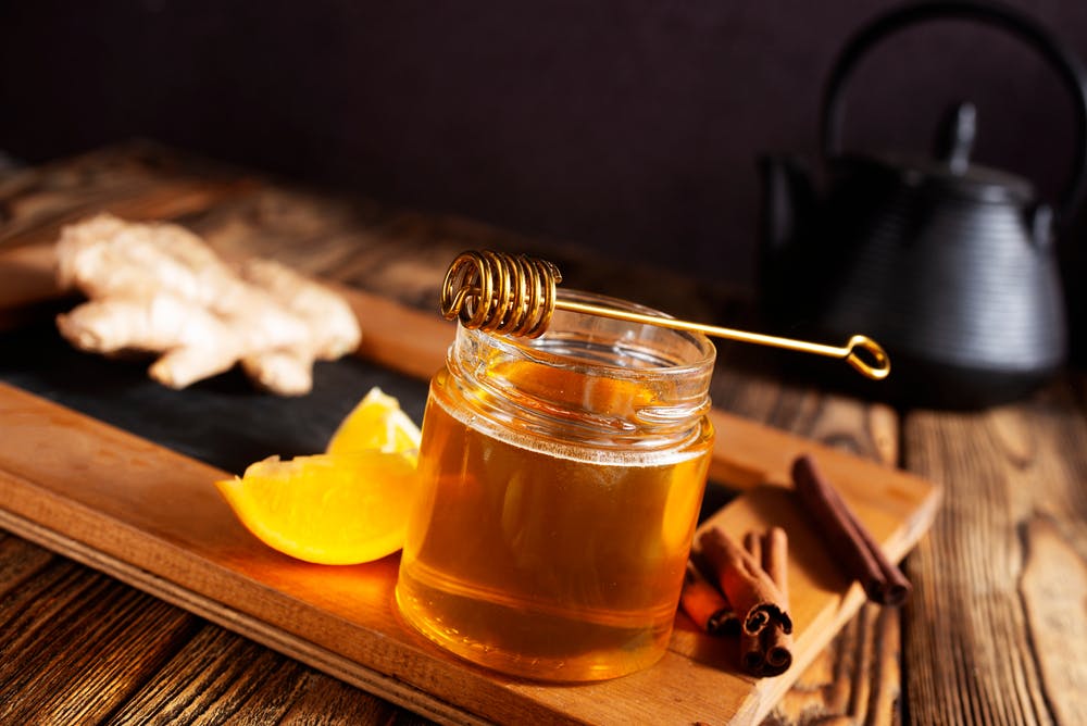 Uống mật ong với nước ấm tốt cho sức khỏe và vóc dáng.