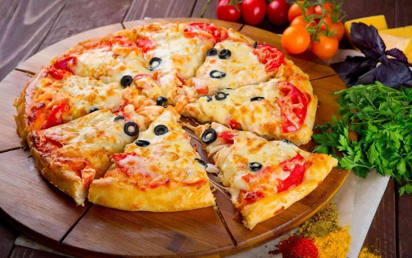 Pizza bao nhiêu calo? Ăn pizza có lên cân không?