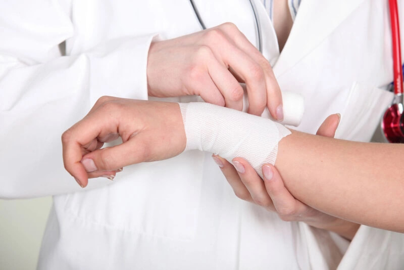 Trật khớp cổ tay là chấn thương thường gặp.