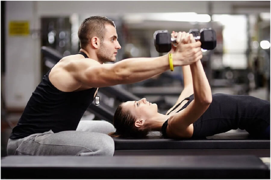 mới tập gym có nên thuê huấn luyện viên