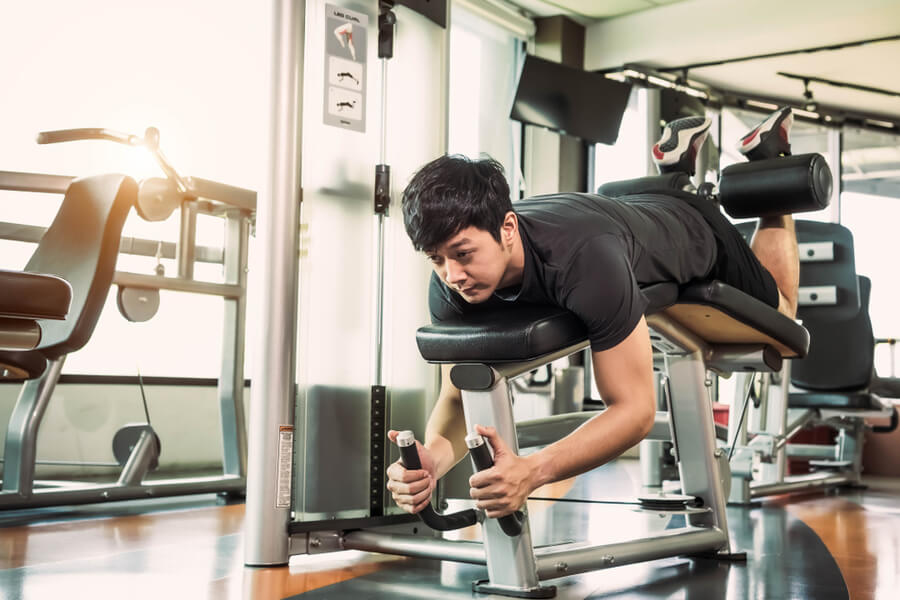 các máy tập bụng ở phòng gym