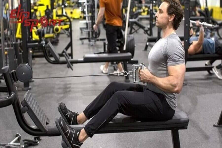 các máy tập bụng ở phòng gym
